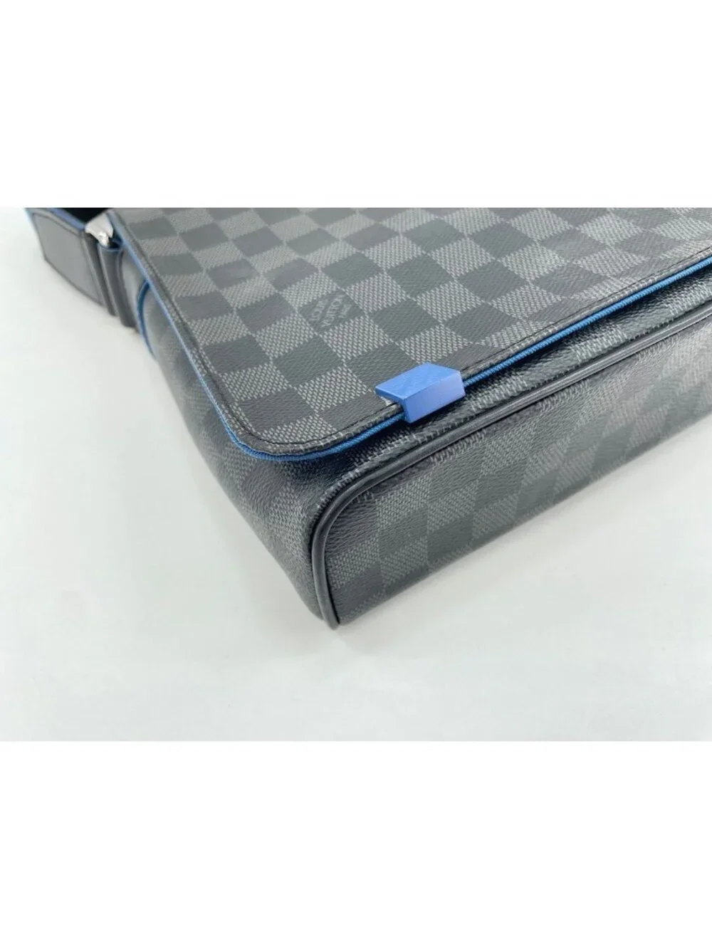 Louis Vuitton Messenger Bag District